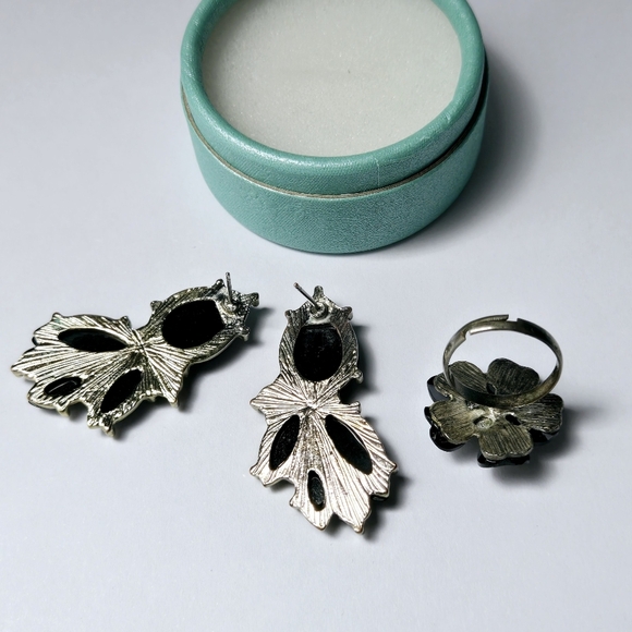 Vintage Black Floral Ring and Earrings Set - Picture 13 of 17